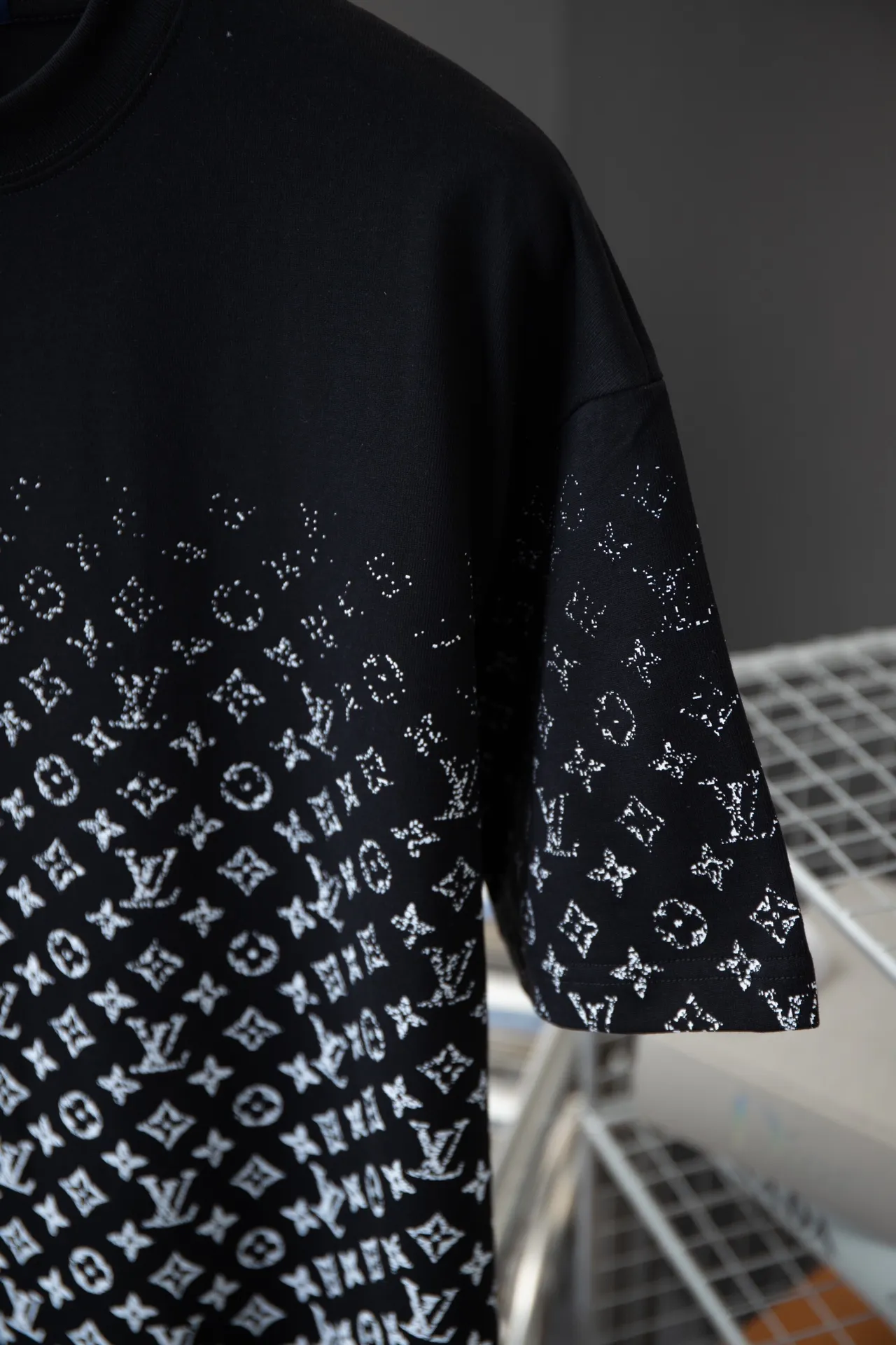 🅿️180 High-quality Lv 2025 early spring new style, MONOGRAM presbyopic gradient short-sleeved T-shirt, which uses digital printing technology to render pixel light and shadow for the Monogram gradient pattern. Its silk-screen texture and knitting effect complement each other, and the logo hardware is customized on the side. Synchronized with the official website, pure cotton fabrics at the counter! Comfortable against the skin, durable and easy to wear, meticulous original craftsmanship, custom-made 260g vat-dyed fabric, very comfortable to the touch, latest brick cabinet synchronization, OS off-shoulder version, fashionable and individual, super versatile and good-looking, very suitable for both men and women, must-have style, hang tag, collar label, washed wheat, complete with three labels S M L XL